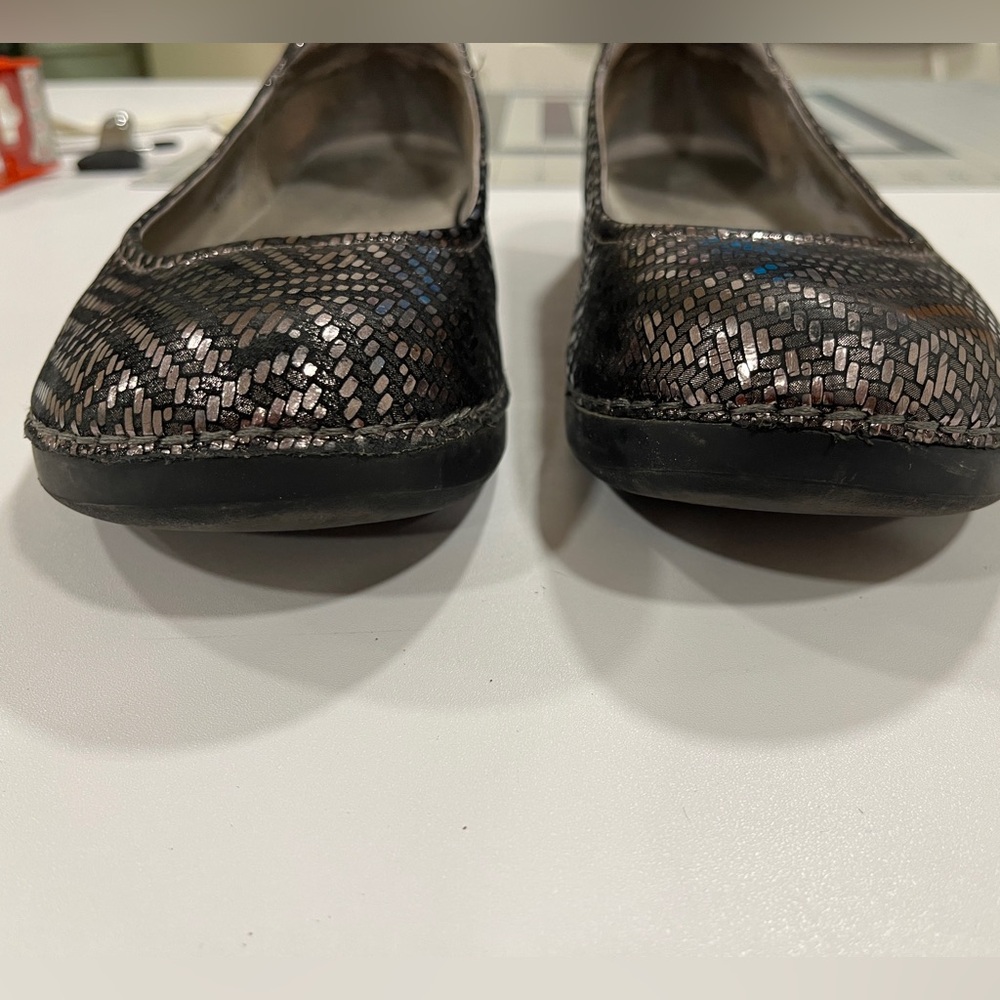 Alegria Women's Petal pewter dazzle flats size 10 - Picture 7 of 8